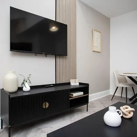 Blenheim House Wifi Free Parking City Centre شقة